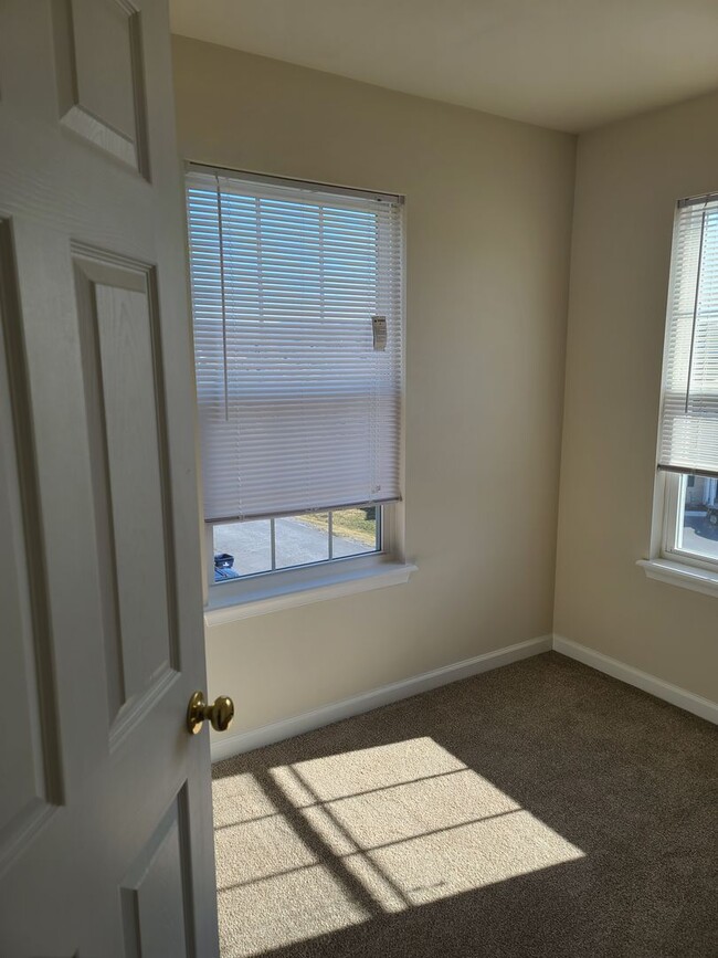 Building Photo - 3 Bedroom 2 1/2 bath ** End Unit** Townhome for Rent in Waynesboro