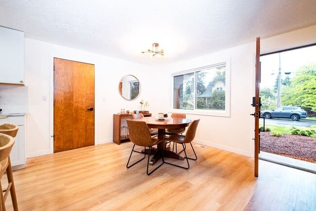 Building Photo - Great Location near George Fox University ...