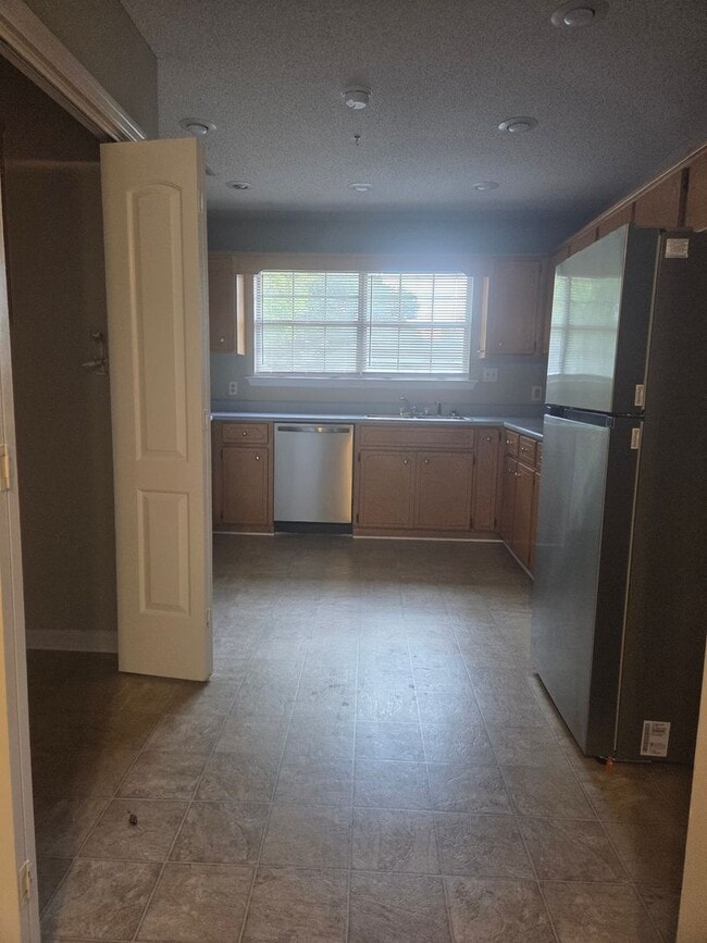 Building Photo - Beautiful very spacious 4 Bed/2 Bath