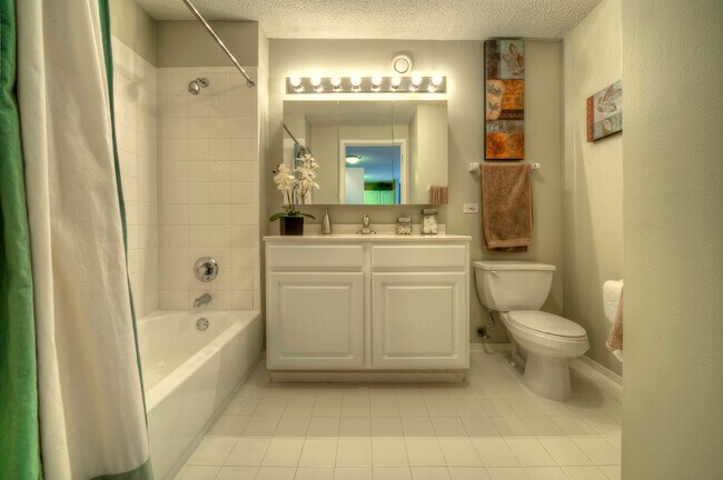 Building Photo - 530 N State St