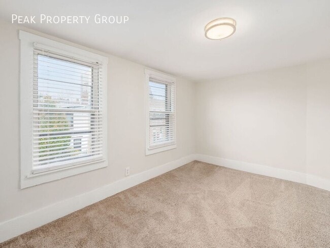 Building Photo - 506 S Lazelle St