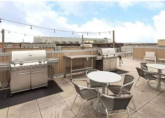 Building Photo - Sun-filled 2 Bed 2 Bath Condo In Vibrant Columbia Heights