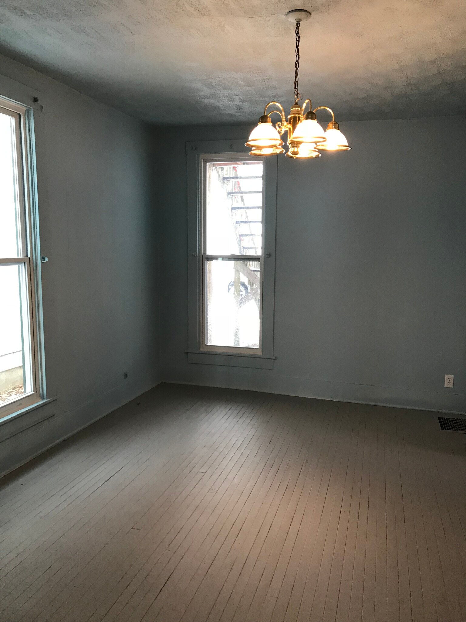 Building Photo - 211 S Western Ave