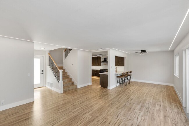 Building Photo - Bright spacious 3 bedroom 2 bath home in c...