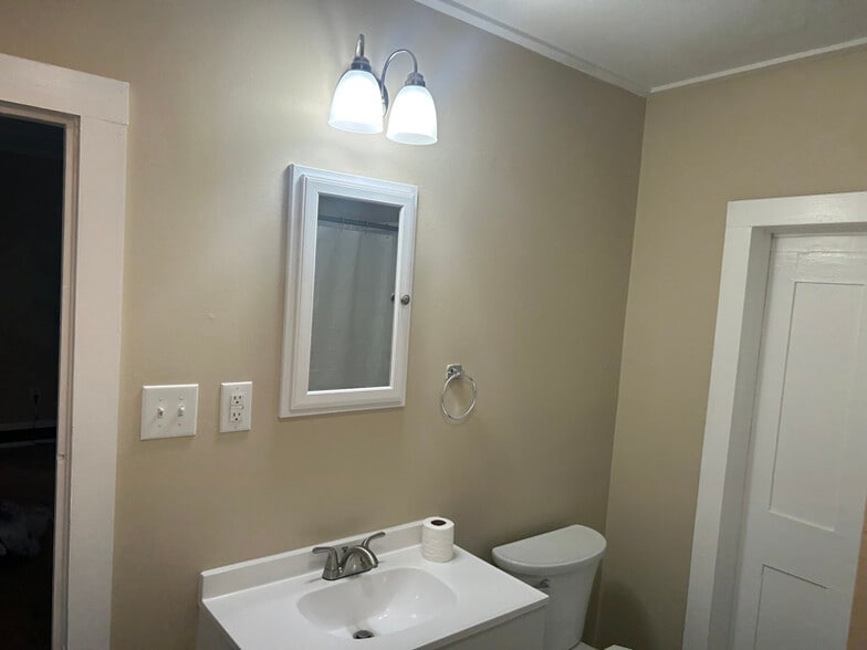 Building Photo - 113 Ballston Ave