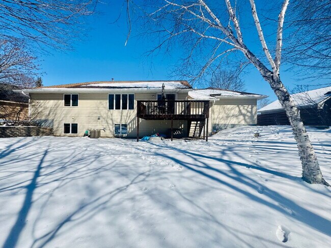 Building Photo - Charming Chaska Retreat: Spacious Single Family Homer 3-Bedroom 2.5 Bathroom Home with Finished B...