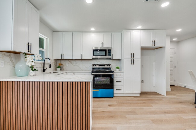 Building Photo - 7826 Woodshire Dr