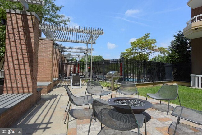 Building Photo - 3101 N Hampton Dr