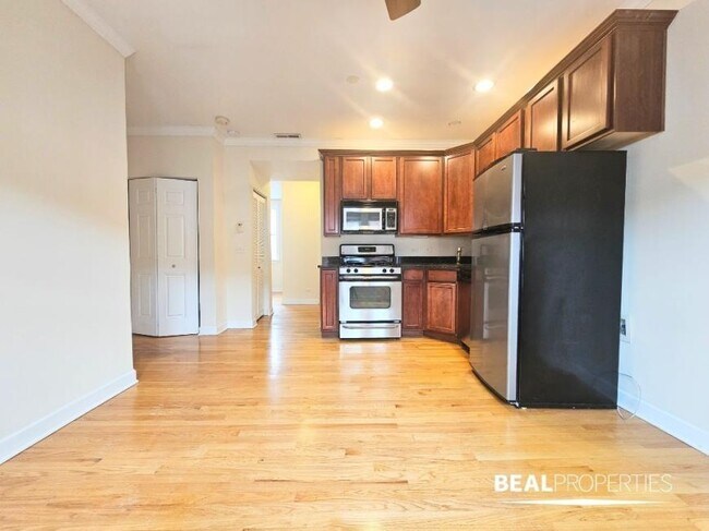 Building Photo - 1 bedroom in CHICAGO IL 60657