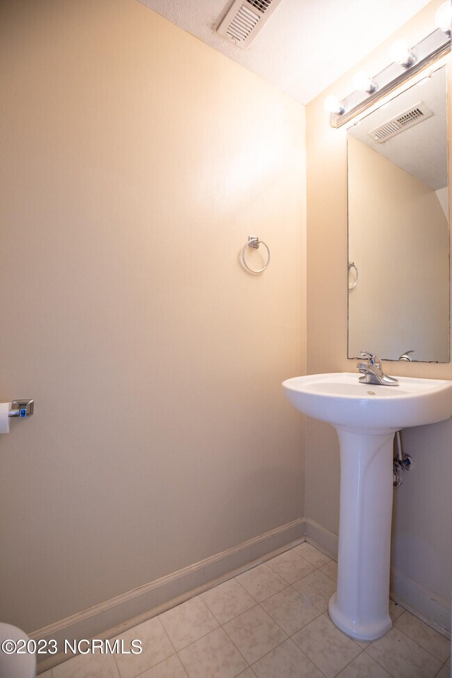 Building Photo - 305 Ashwood Dr