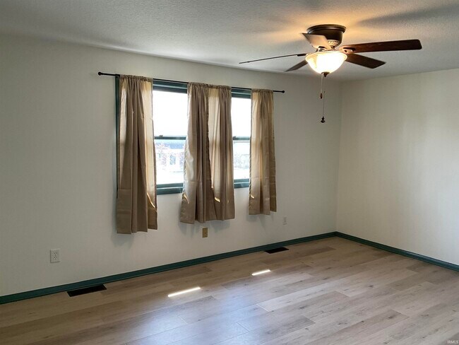 Building Photo - 5425 Hewitt Ln