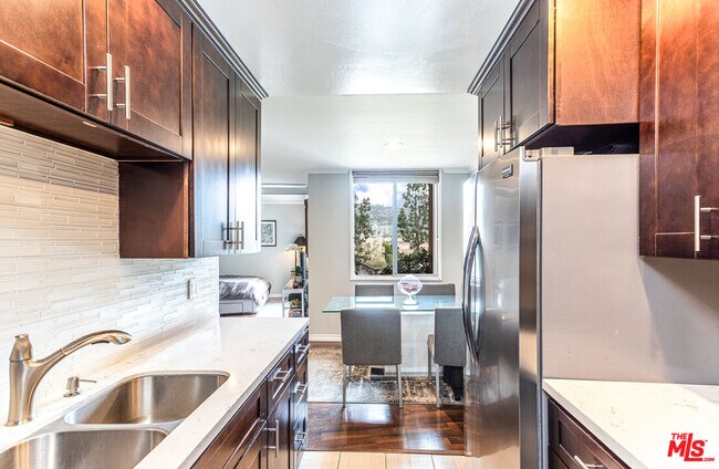 Building Photo - 100 S Doheny Dr