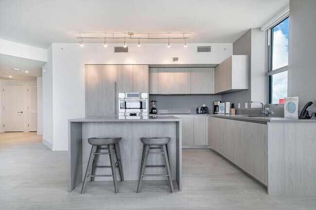 Building Photo - 2721 Hallandale Beach Blvd