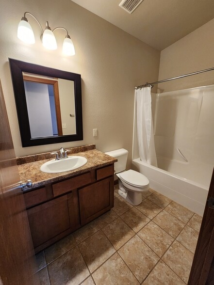 Main Bathroom - 1454 River Edge Rd