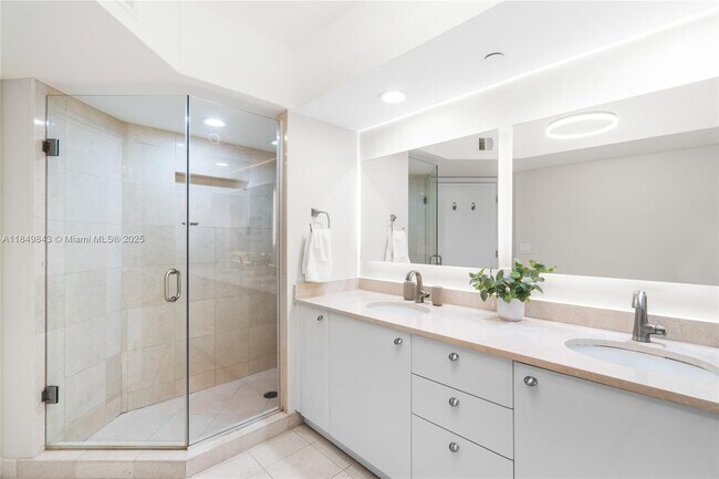 Building Photo - 16500 Collins Ave