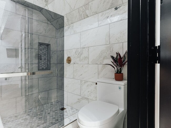 Building Photo - *Furnished 2 Bedroom 2 Bath Home in Big Be...