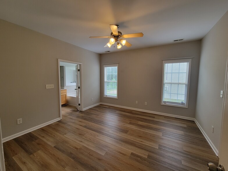 Building Photo - 7954 Willowglen Dr