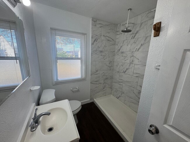 Building Photo - 19029 Plainview Ave