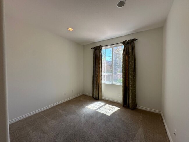 Building Photo - Stunning Executive home with loads of cust...