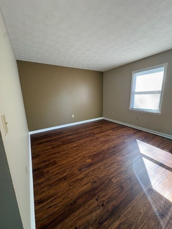 Building Photo - 2 Bedroom / 1.5 Bathroom Townhouse in Abingdon, VA