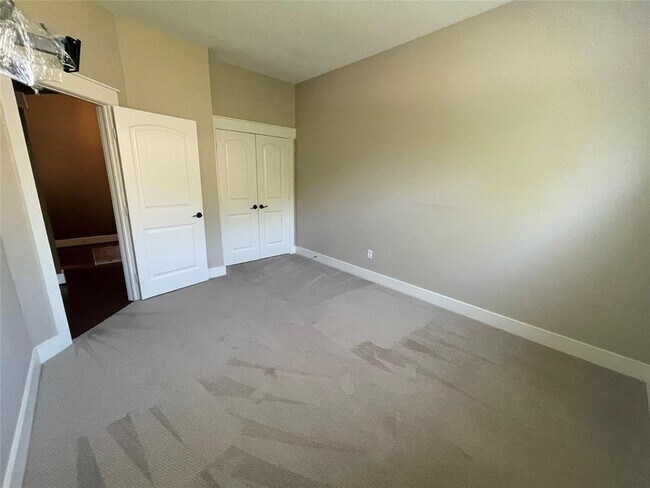 Building Photo - 2506 S Strathford Ln