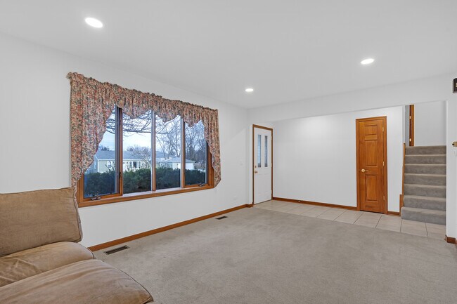 Building Photo - 1N280 Morse St