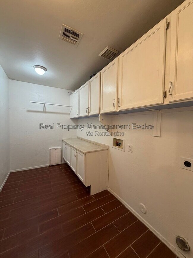 Building Photo - 6903 W Lawrence Ln