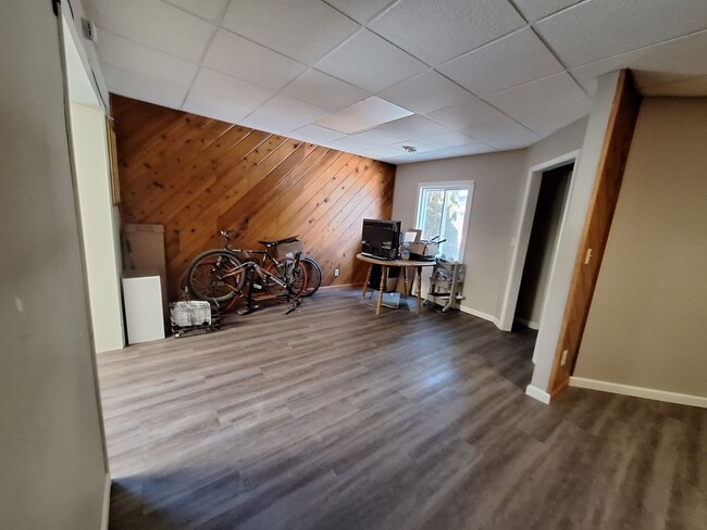 Building Photo - 2 Bedroom Home - Open August 1st!