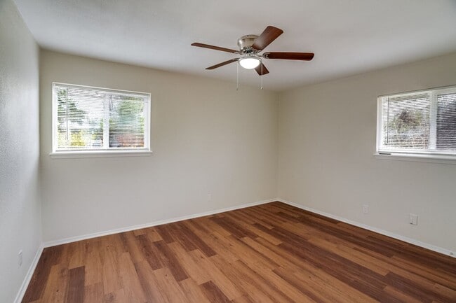 Building Photo - 2103 Pompton Dr