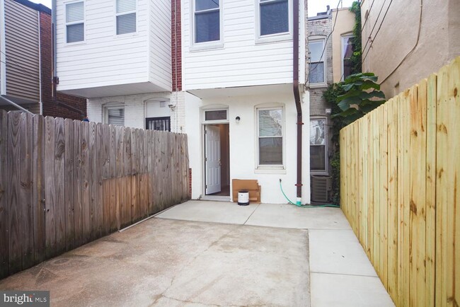 Building Photo - 406 W 28th St