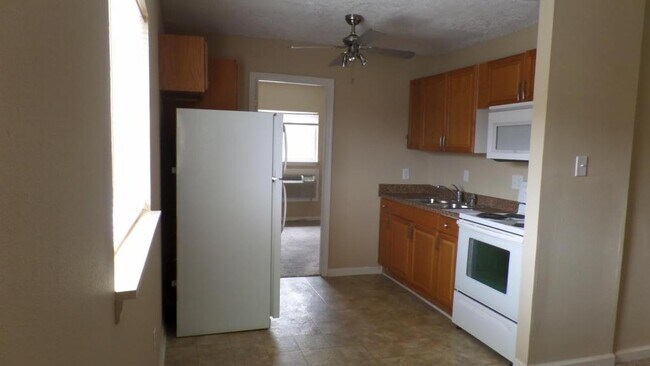 Building Photo - 164 Lakeshore Drive