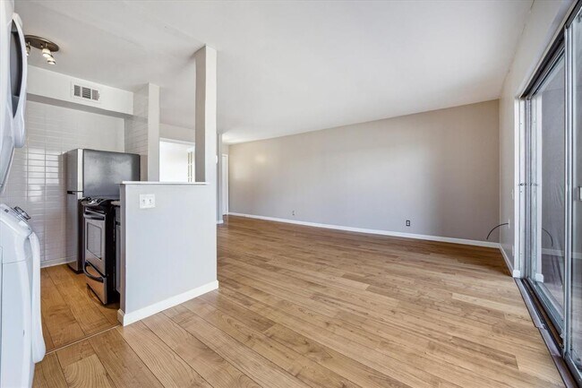 Building Photo - 1304 Mariposa Dr