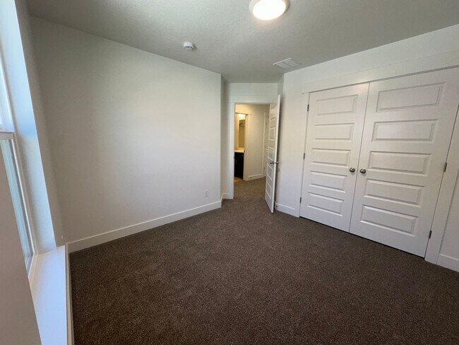 Building Photo - 5280 Acacia Dr