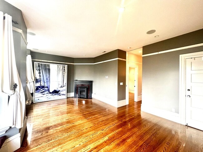 Building Photo - Welcome to North Beach! Premier 1 bed/ 2 B...