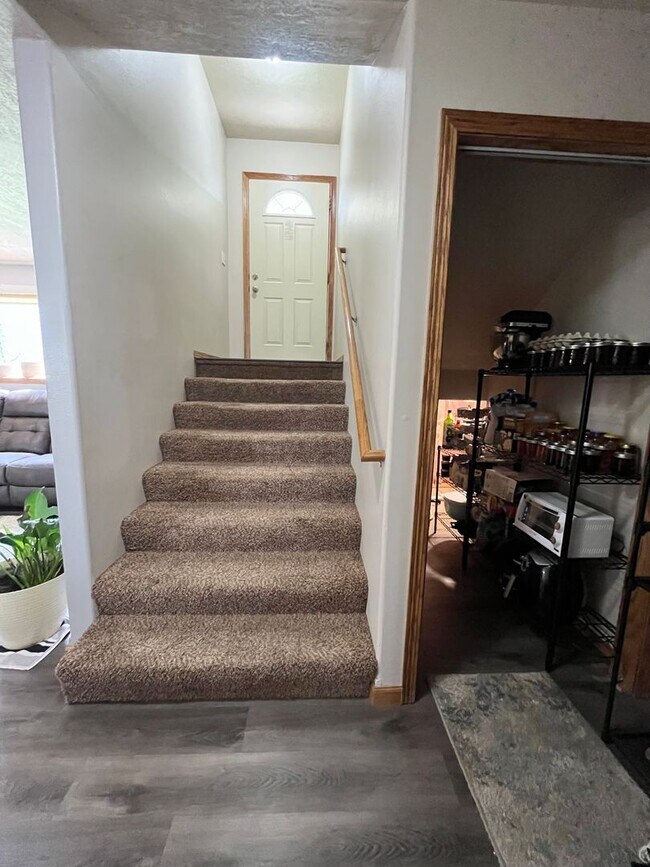 Building Photo - 3 Bed/2 Bath Apartment in Sioux Falls!