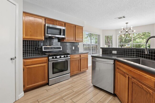 Building Photo - 15301 Ecorio Dr