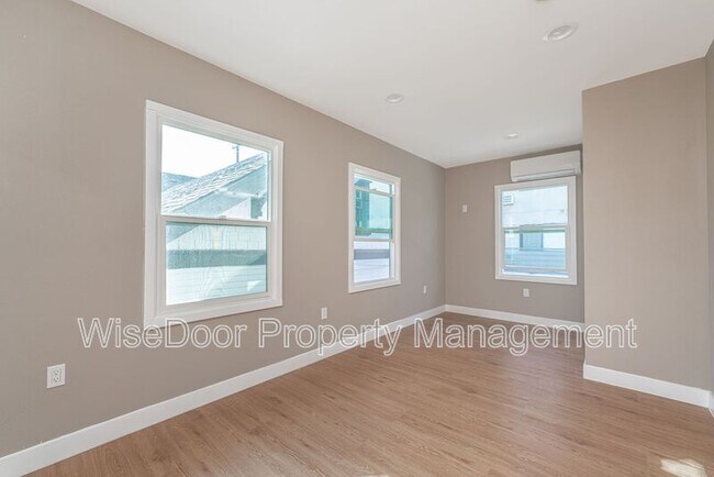 Building Photo - 1510 N Durant St