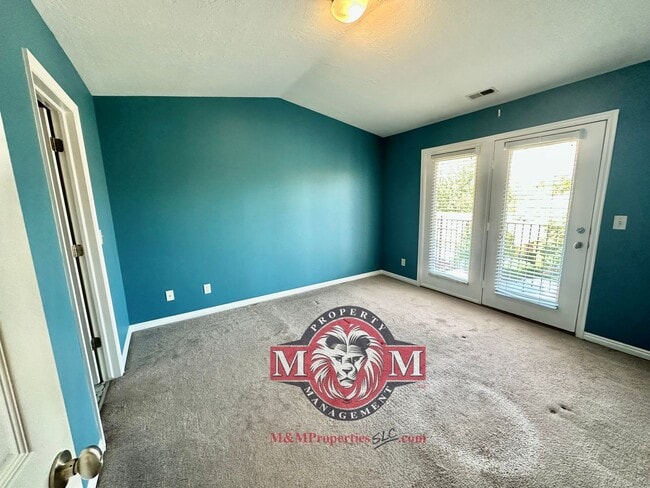 Building Photo - Great 2 Bd 2.5 Bath Townhome in Sandy
