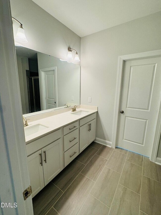 Building Photo - Stunning 4 Bedroom 3 Bathroom Single Family Home with 1st floor office w/ FREE high-speed interne...