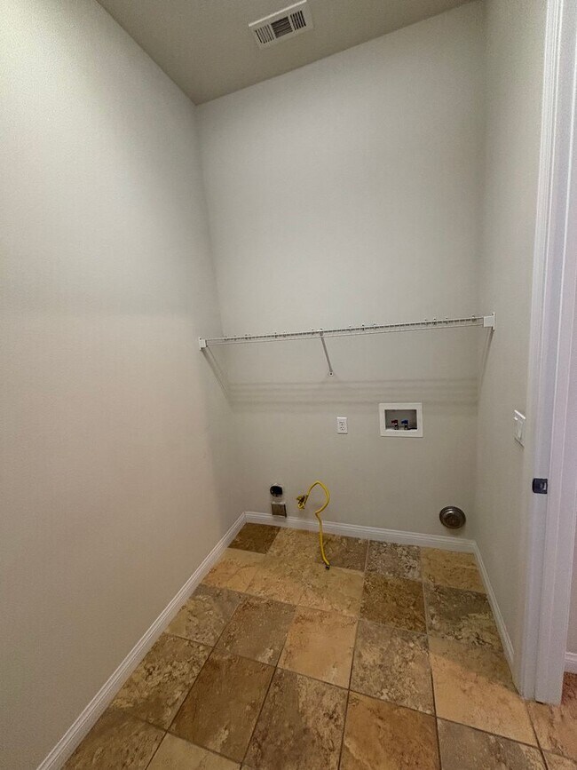 Building Photo - Del Web Rental 2 Bedroom