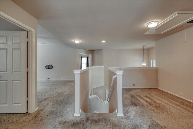 Building Photo - 525 Golden Creek Dr
