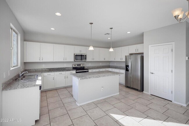 Building Photo - 7135 W Rancho Dr