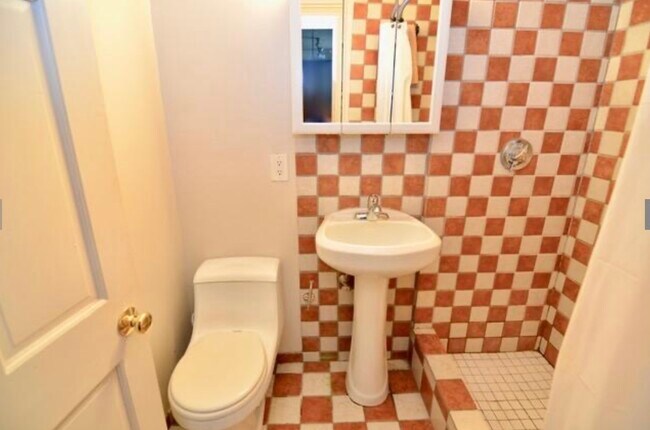 Building Photo - 3 St Charles St