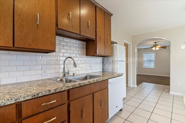 Building Photo - 153 Country Club Dr