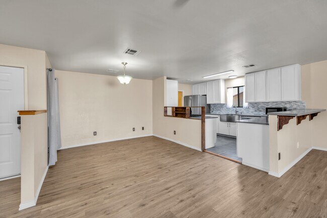 Building Photo - 7121 Quail Spring Ave