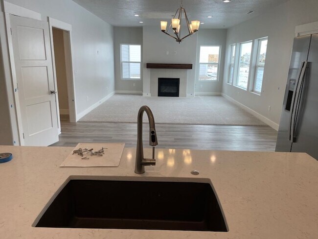 Building Photo - 4 bedroom/2.5 bathroom House in West Point