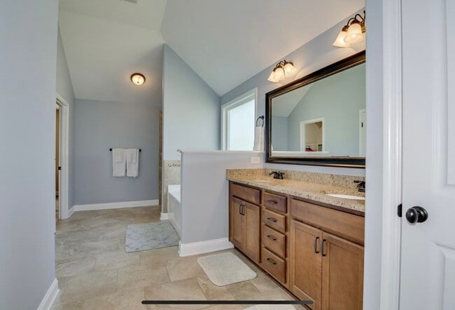 Master bathroom - 5464 Everlook Cir