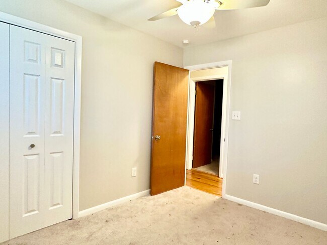 Building Photo - 5 Bedroom 2.5 Bathroom! Parking! Pets Welc...