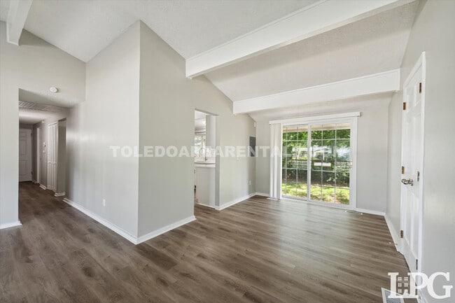 Building Photo - 804 Village Trail