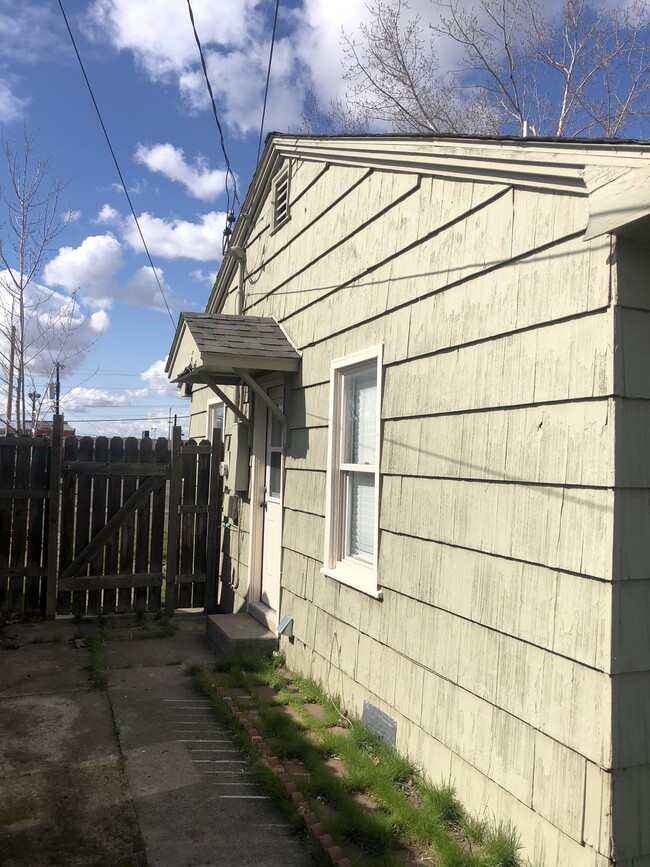 Building Photo - 110 NE Miller St